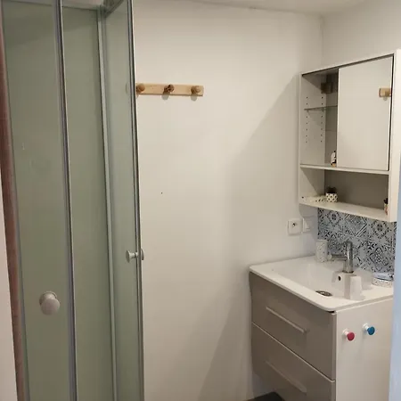 Avec Un Acces Independant Et Salle De Bain Et Toilette Privatifs Alloggio in famiglia